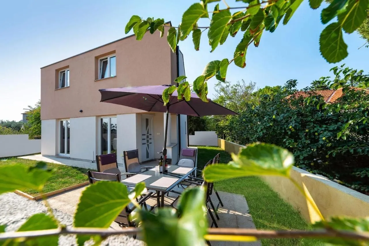 Holiday House With A Parking Space Nin, Zadar - 18143 נין